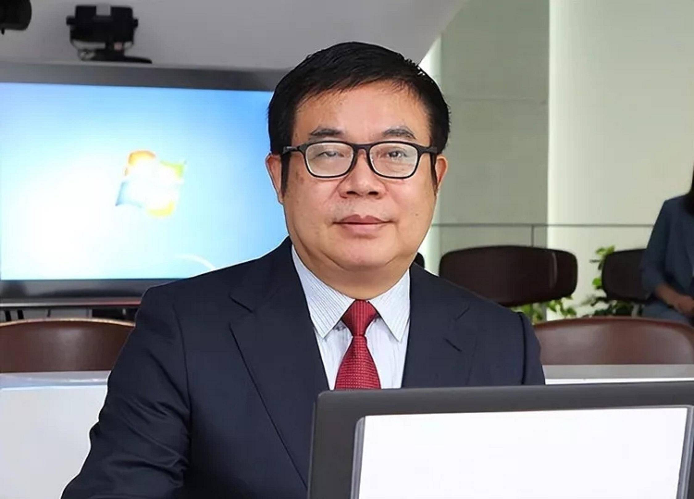 万润新能：公司持续秉承“顾客至上”的经营方针，充分关注挖掘客户需求及其变化，扩大销售渠道