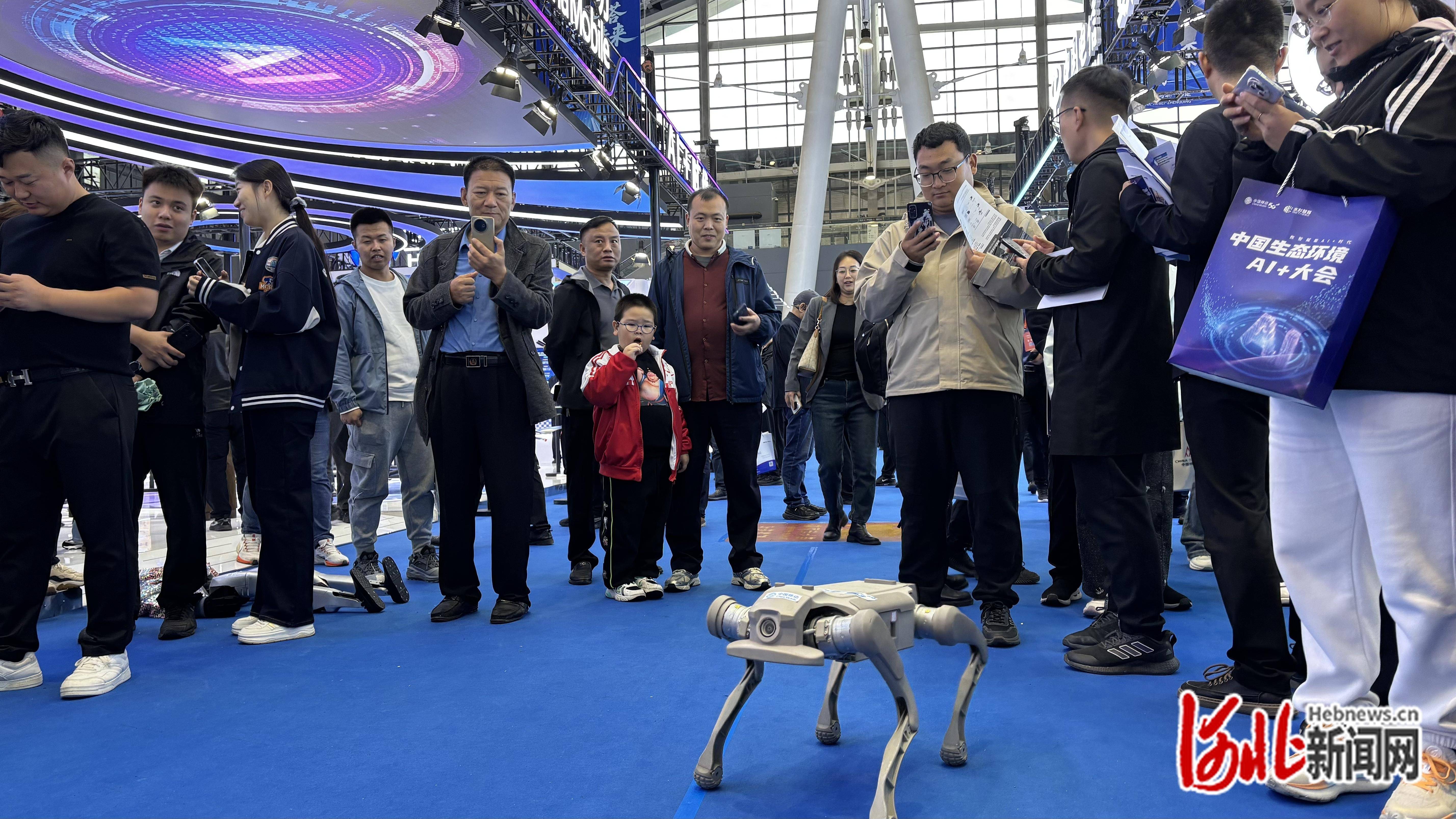 记者手记丨人形机器人从“会跳舞”到“能干活”还有多远