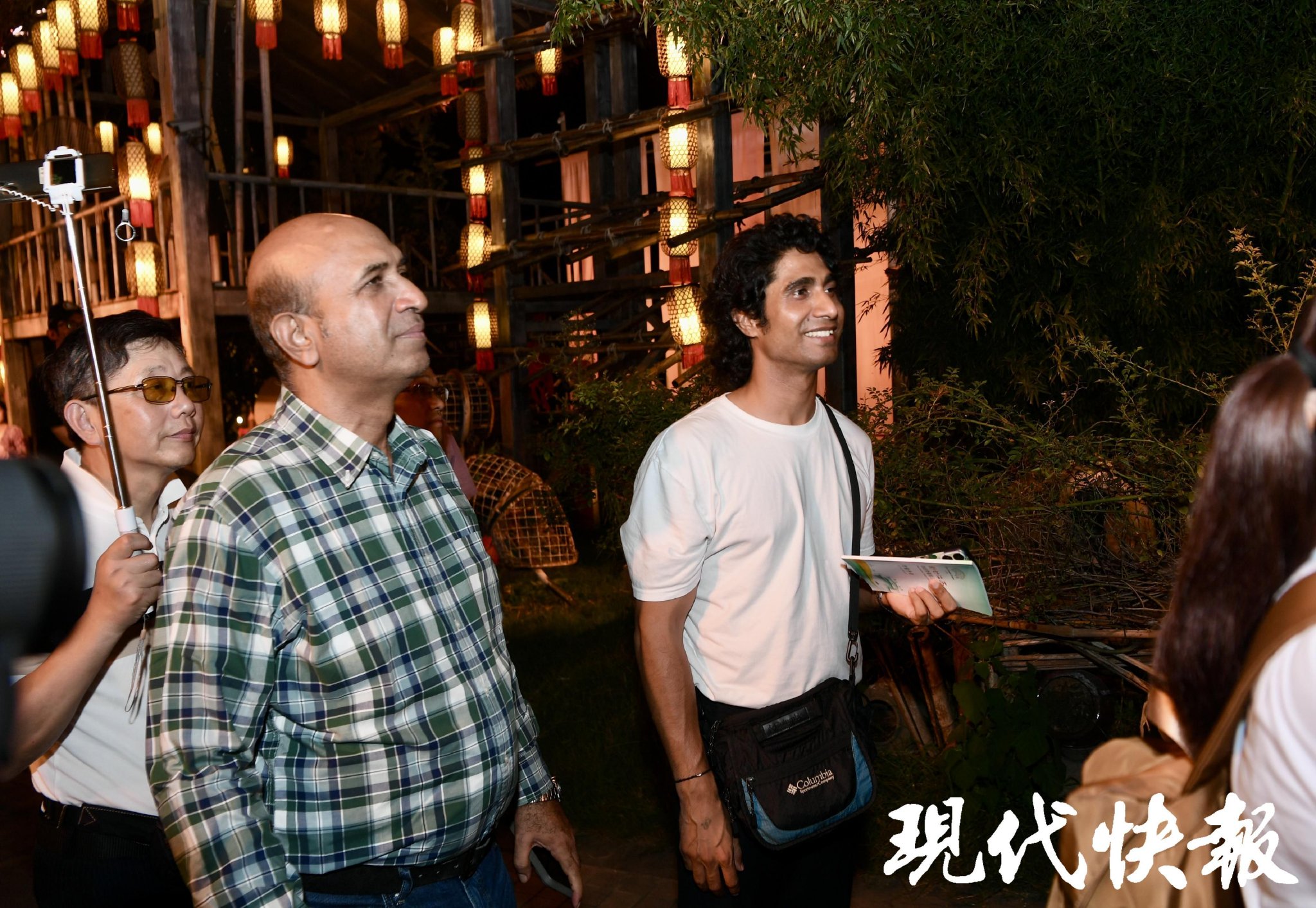 洪流Vlog：外国记者在中国买烤肠，机器人店员这样回答