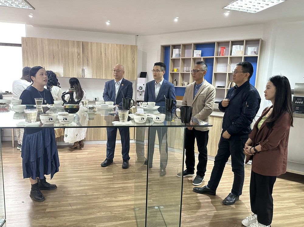 吕瑞浩公参陪同中国国际进口博览局宋尚哲副局长会见非盟委员会工矿司司长奥斯曼